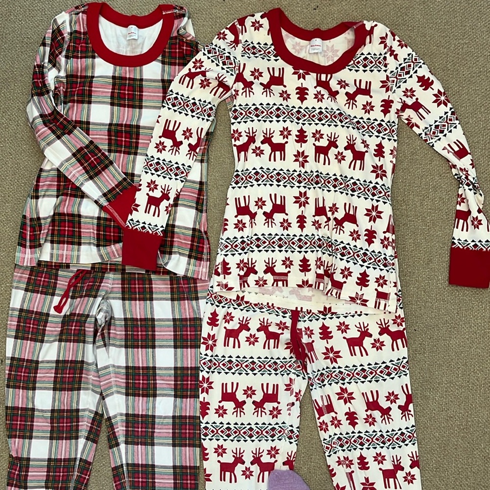 2 pairs Hanna Andersson Holiday Pajamas, size M